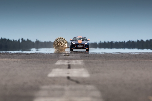 一輛能跑1600km/h的車，要怎么才能停下來??！